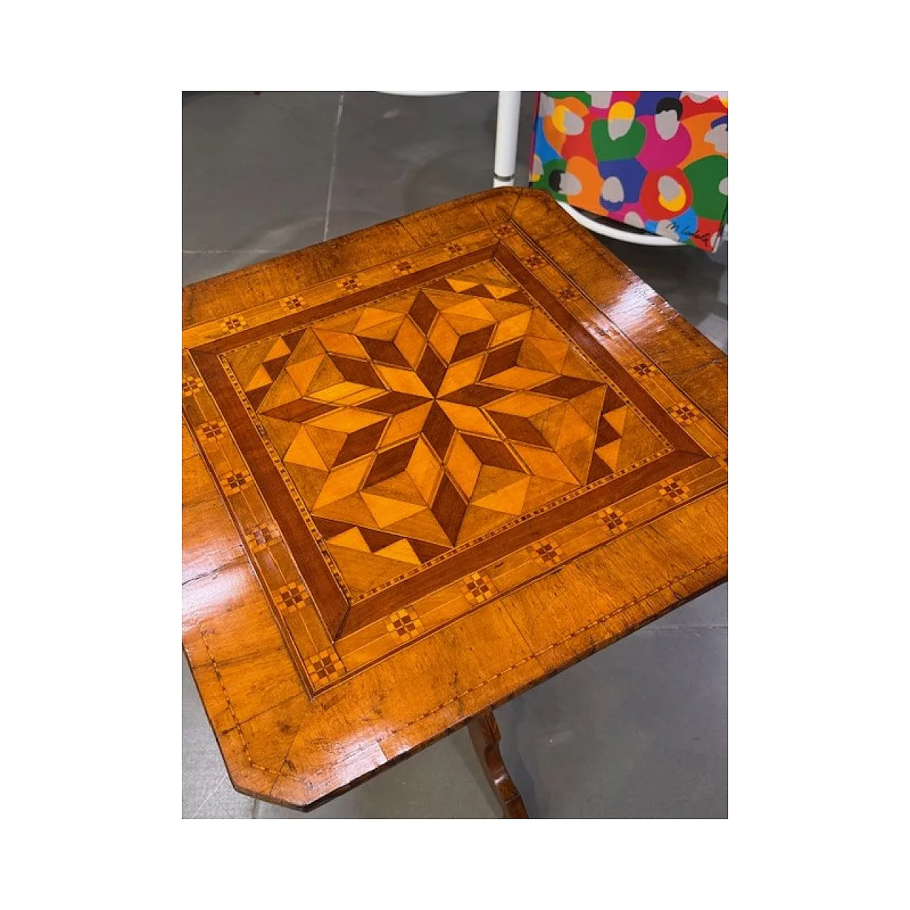 Tavolino in legno di noce intarsiato, '800 4