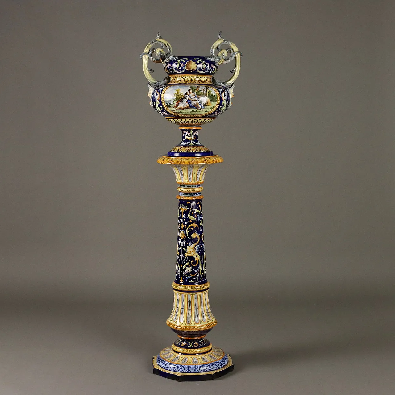 Colonna con vaso in maiolica neorinascimentale, '800 1