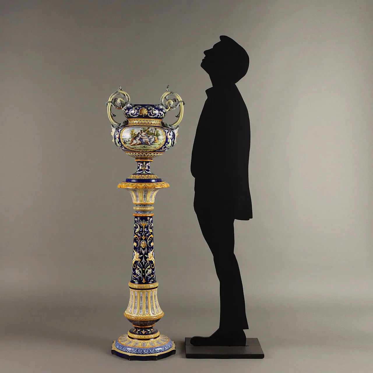 Colonna con vaso in maiolica neorinascimentale, '800 2