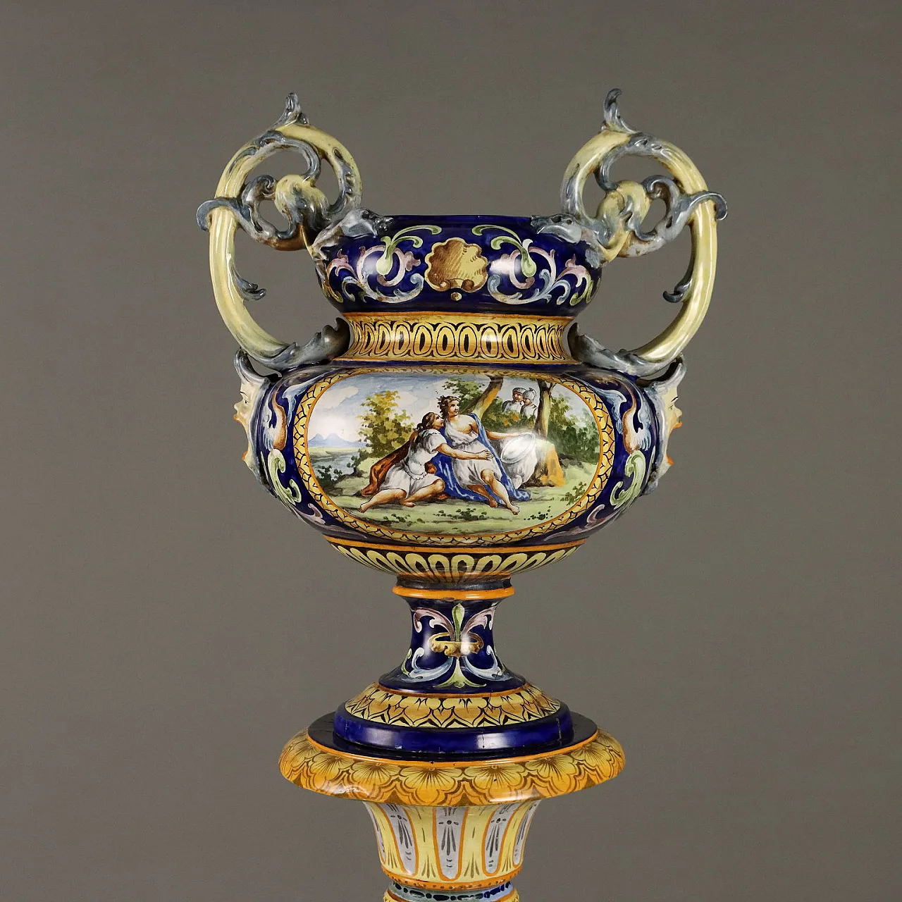 Colonna con vaso in maiolica neorinascimentale, '800 3