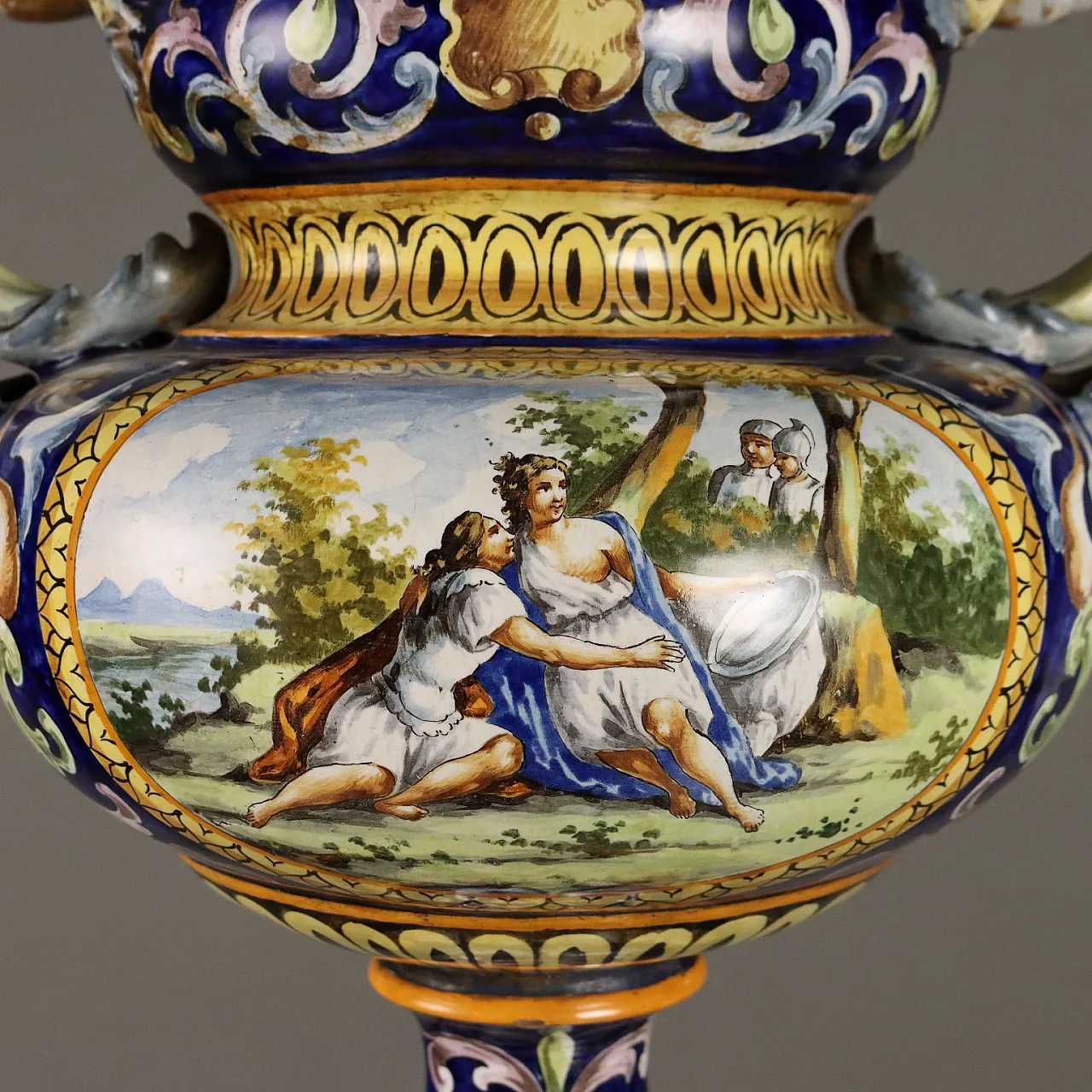 Colonna con vaso in maiolica neorinascimentale, '800 4