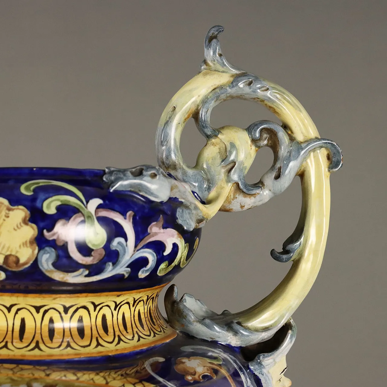 Colonna con vaso in maiolica neorinascimentale, '800 5