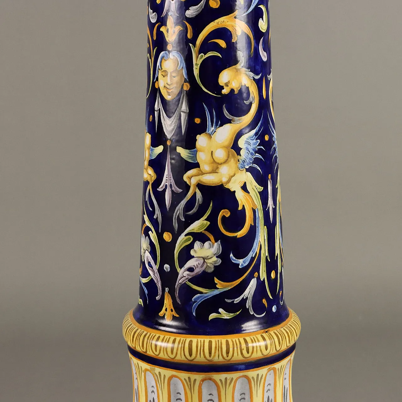Colonna con vaso in maiolica neorinascimentale, '800 8
