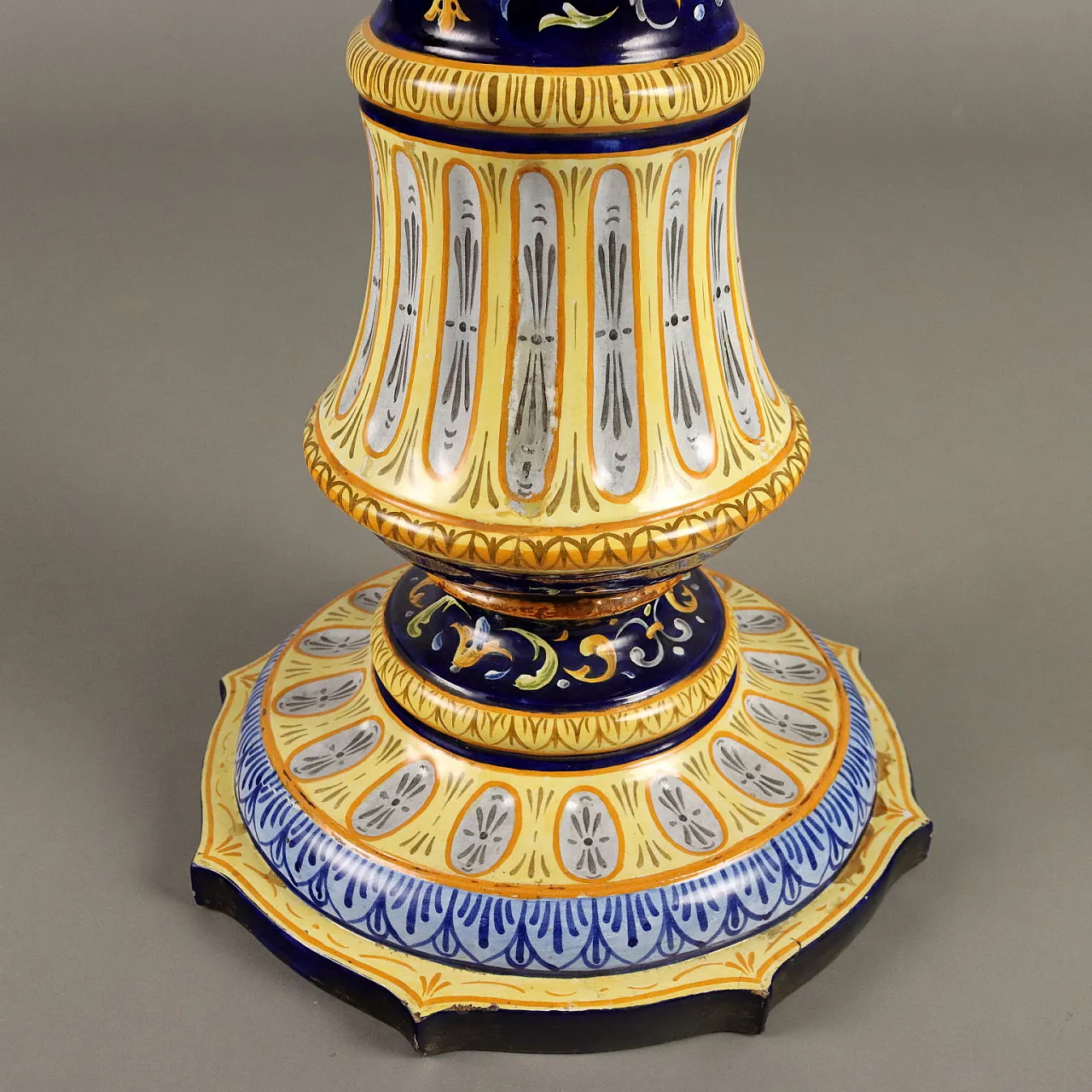 Colonna con vaso in maiolica neorinascimentale, '800 9
