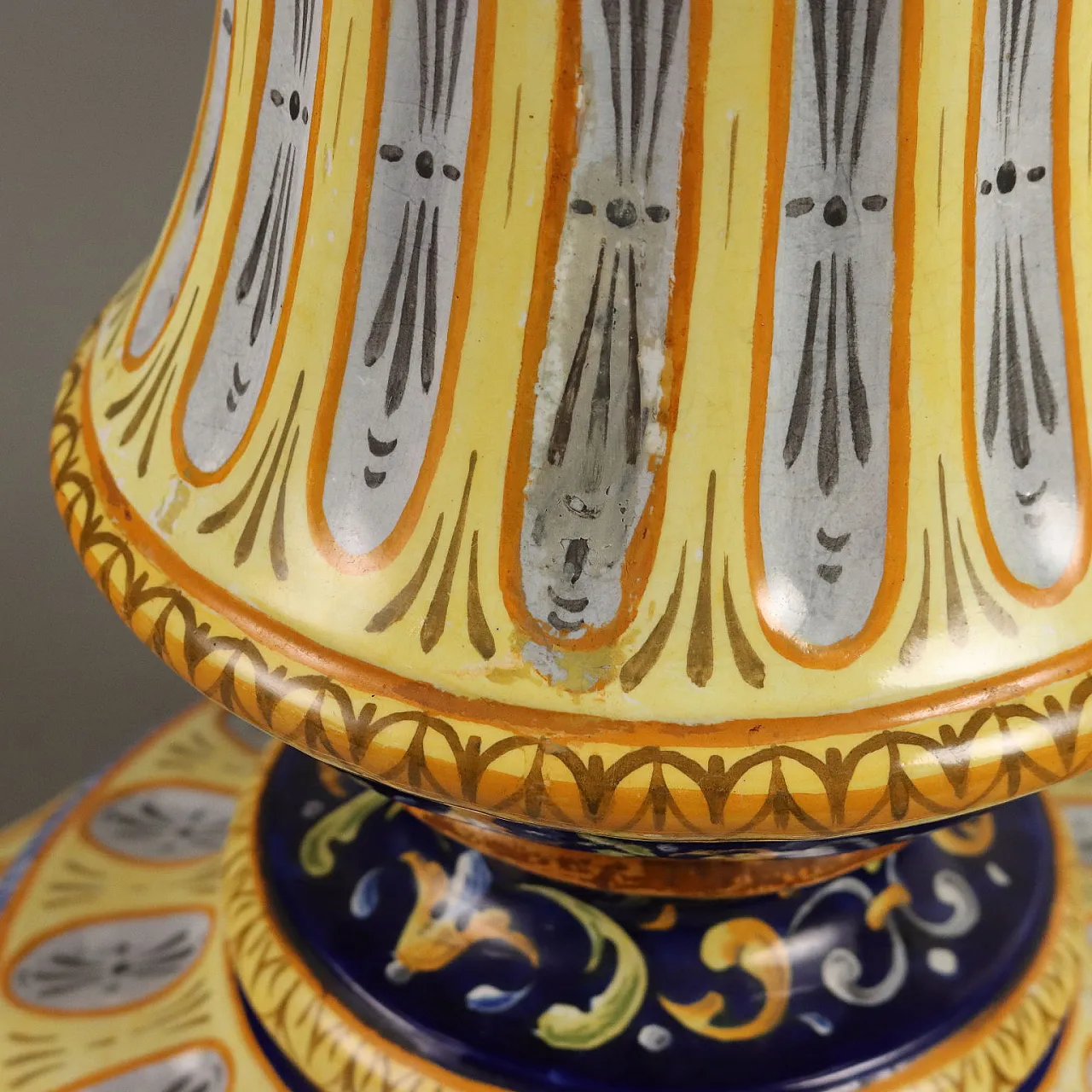 Colonna con vaso in maiolica neorinascimentale, '800 10