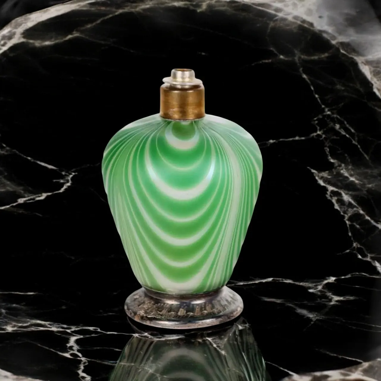Lampada ad olio in vetro con base in metallo argentato e sbalzato di Tiffany, inizio '900 2