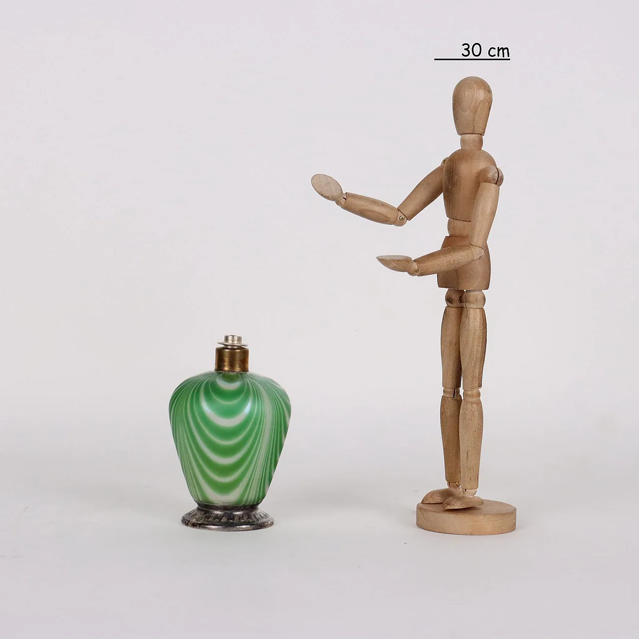 Lampada ad olio in vetro con base in metallo argentato e sbalzato di Tiffany, inizio '900 3