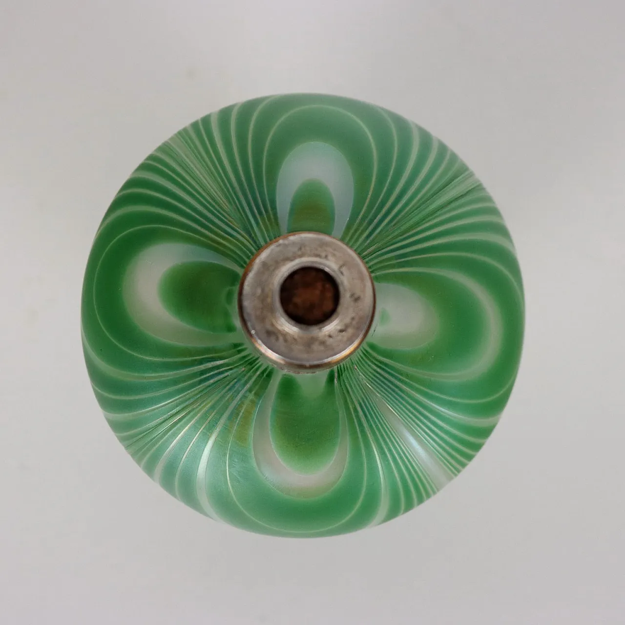 Lampada ad olio in vetro con base in metallo argentato e sbalzato di Tiffany, inizio '900 4