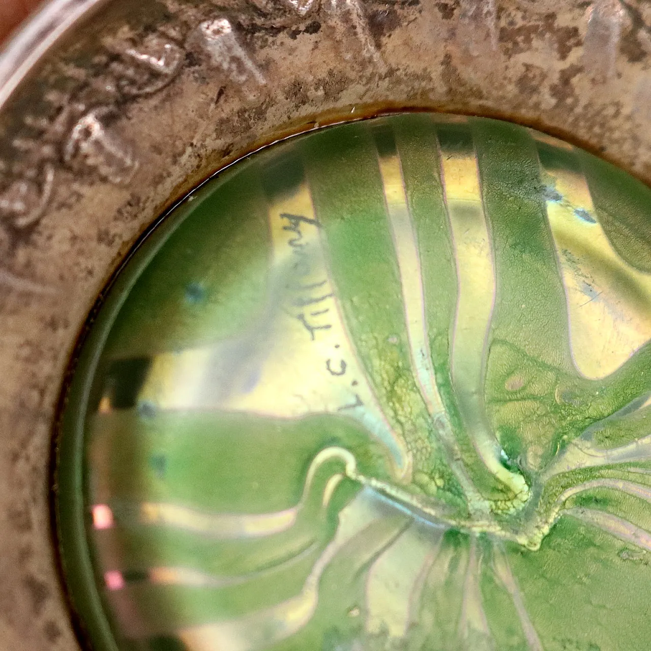 Lampada ad olio in vetro con base in metallo argentato e sbalzato di Tiffany, inizio '900 6