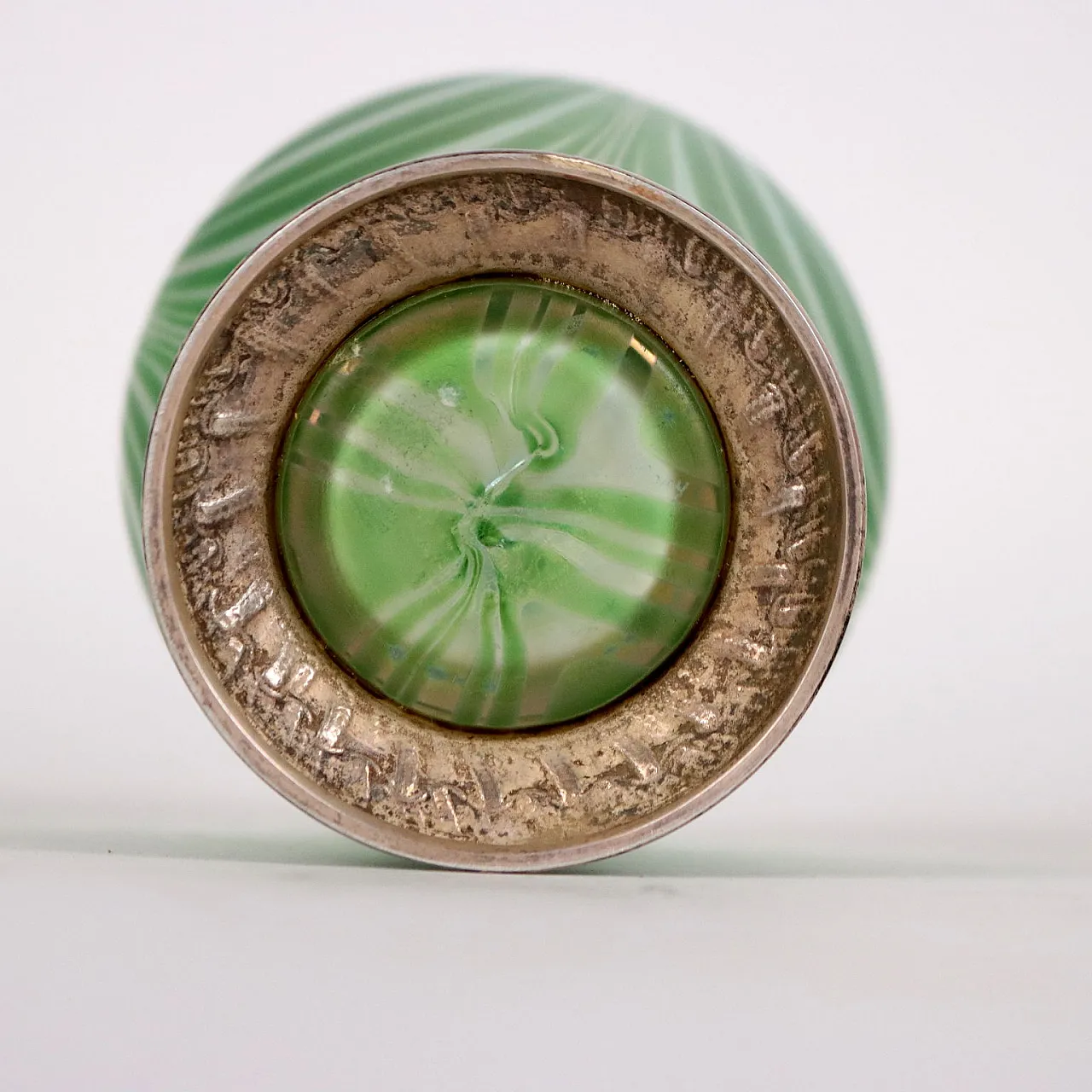 Lampada ad olio in vetro con base in metallo argentato e sbalzato di Tiffany, inizio '900 7