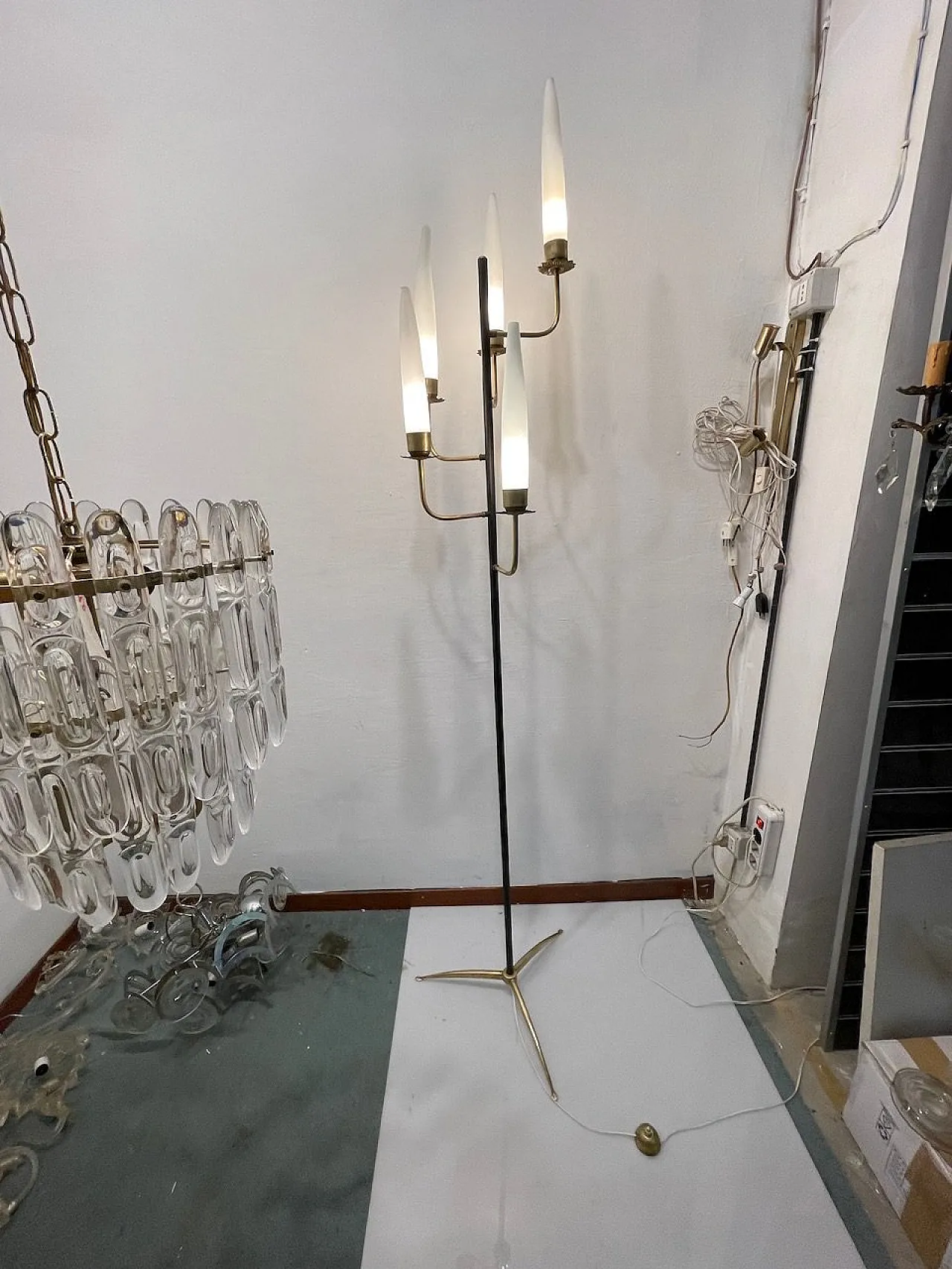 Lampada da terra in ottone e vetro opalino, anni '50 7