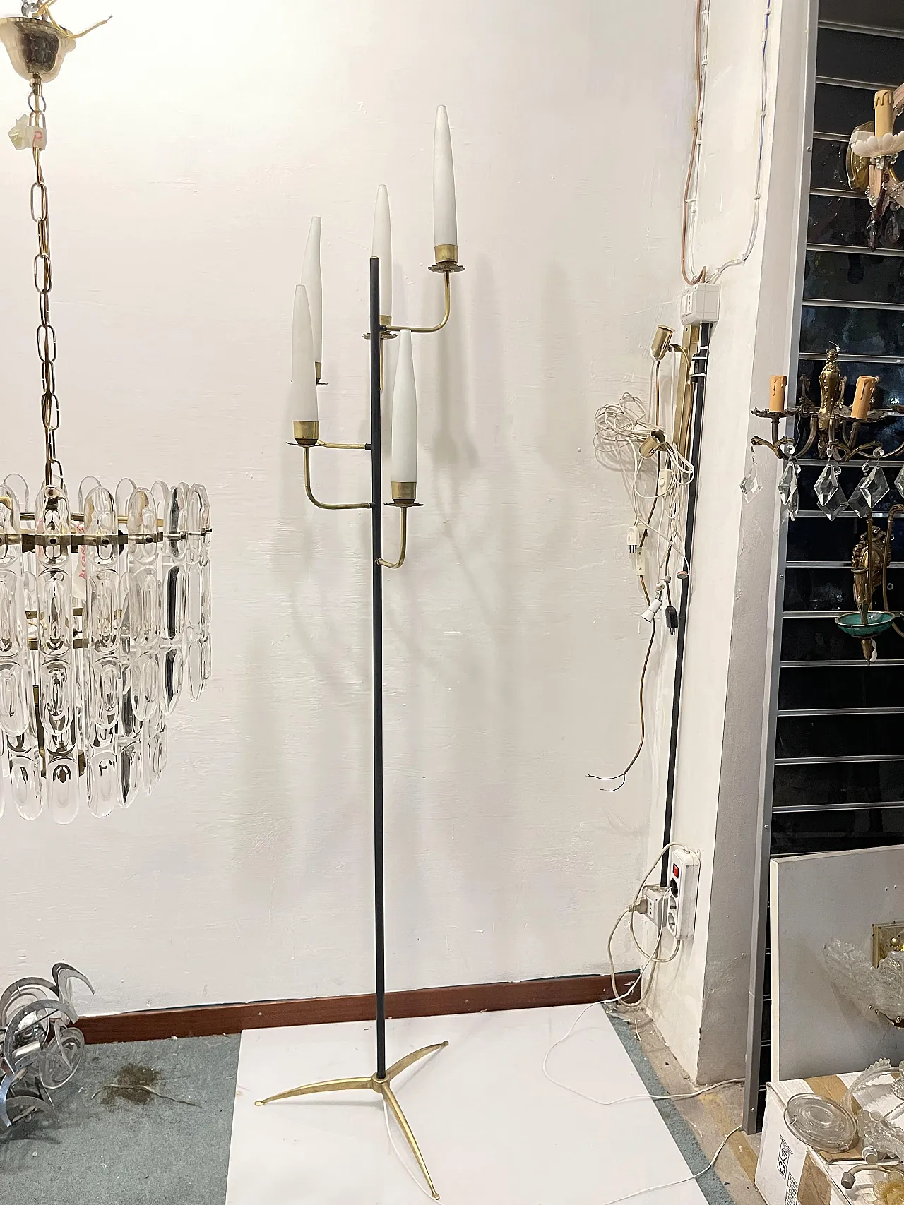 Lampada da terra in ottone e vetro opalino, anni '50 9