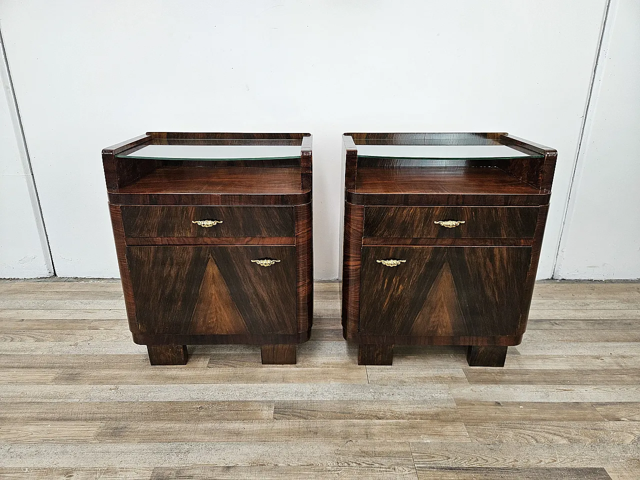 Bedside tables Art Decò in walnut root with glass top, 1940s 1