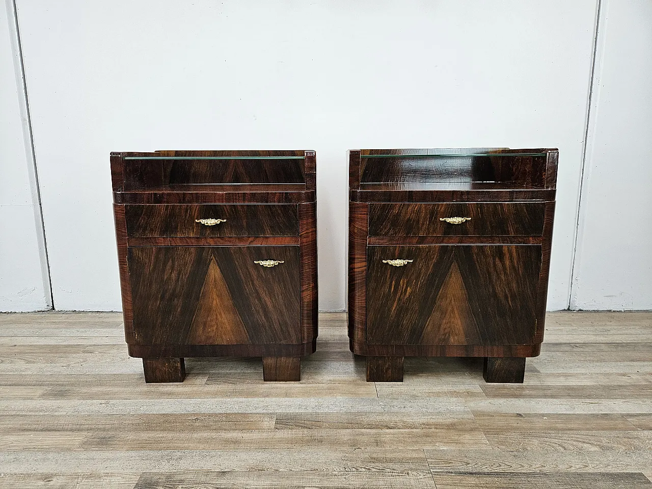 Bedside tables Art Decò in walnut root with glass top, 1940s 2