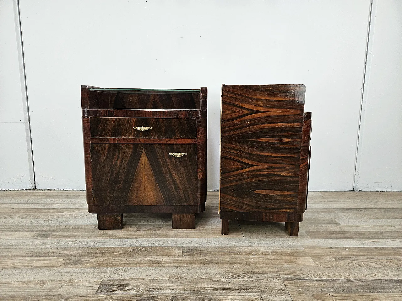 Bedside tables Art Decò in walnut root with glass top, 1940s 3