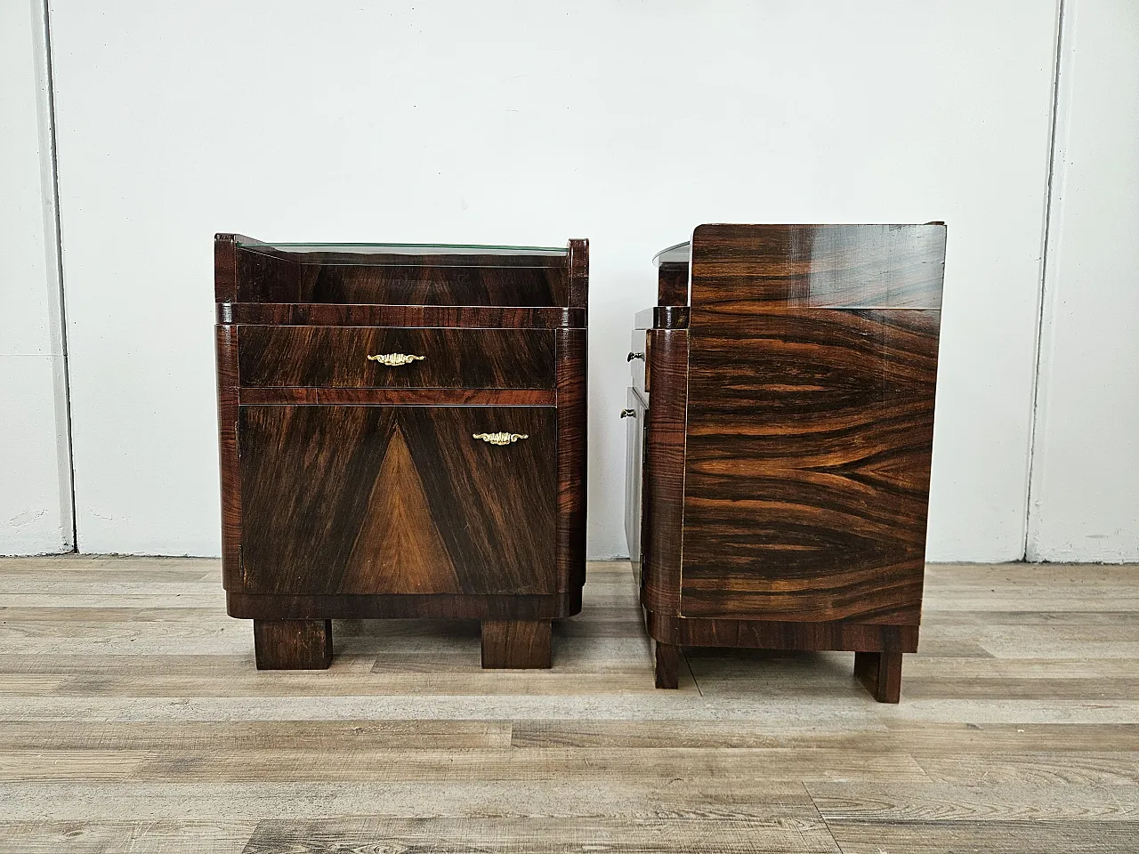 Bedside tables Art Decò in walnut root with glass top, 1940s 5