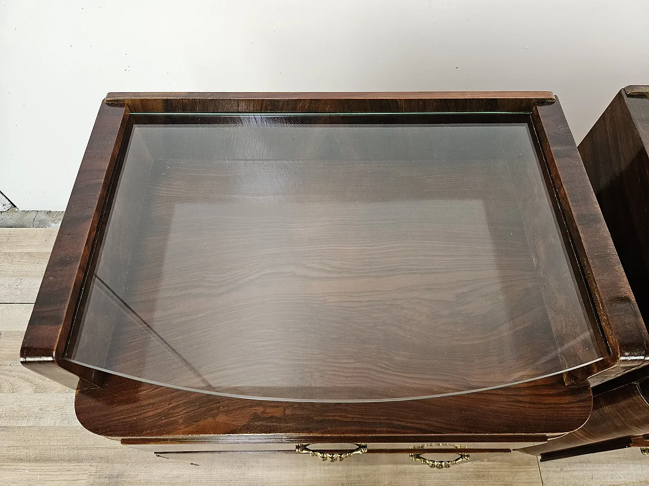 Bedside tables Art Decò in walnut root with glass top, 1940s 6
