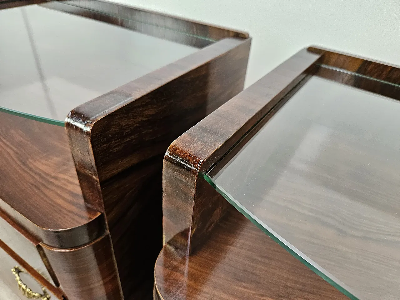 Bedside tables Art Decò in walnut root with glass top, 1940s 8