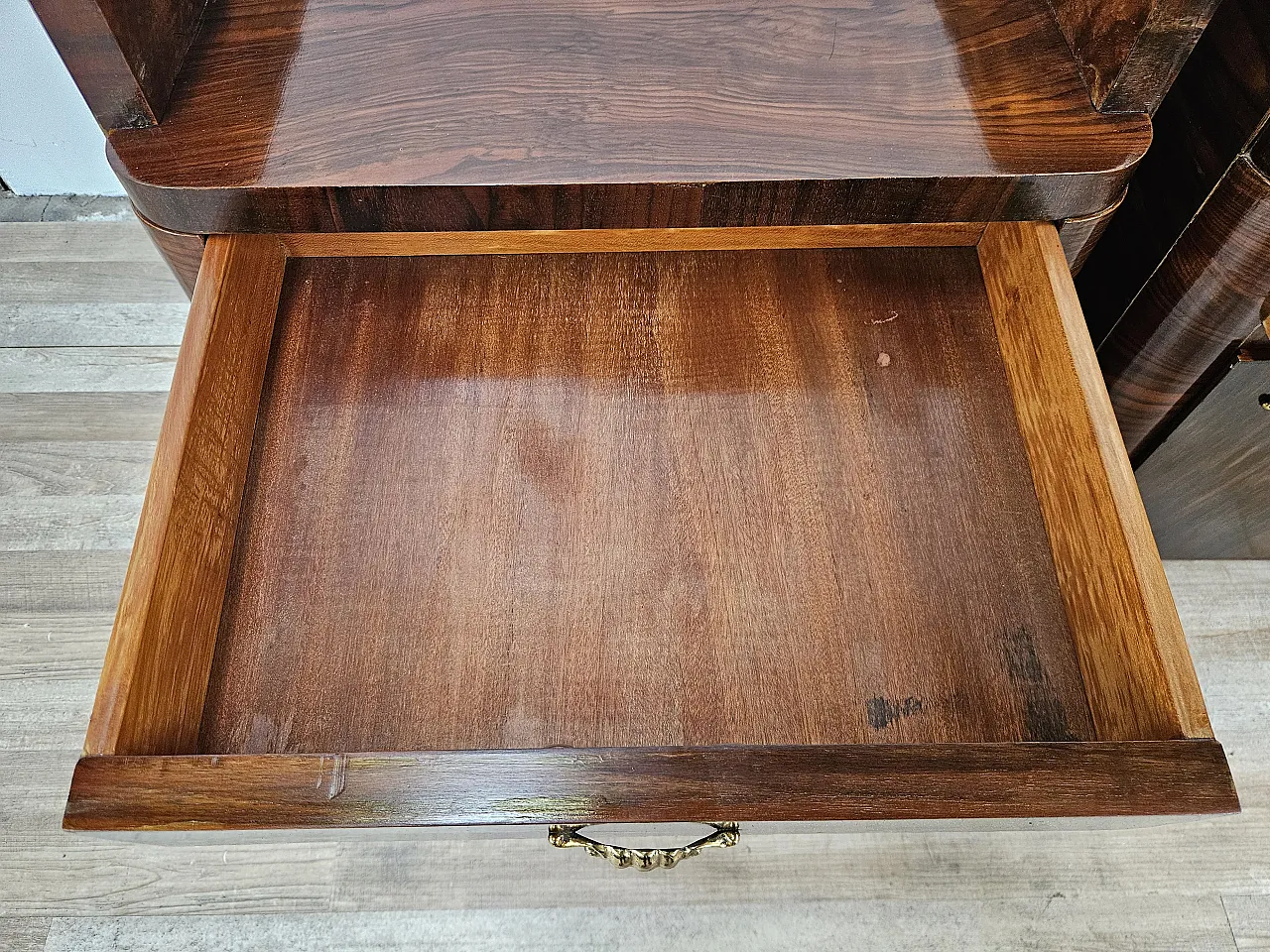 Bedside tables Art Decò in walnut root with glass top, 1940s 13