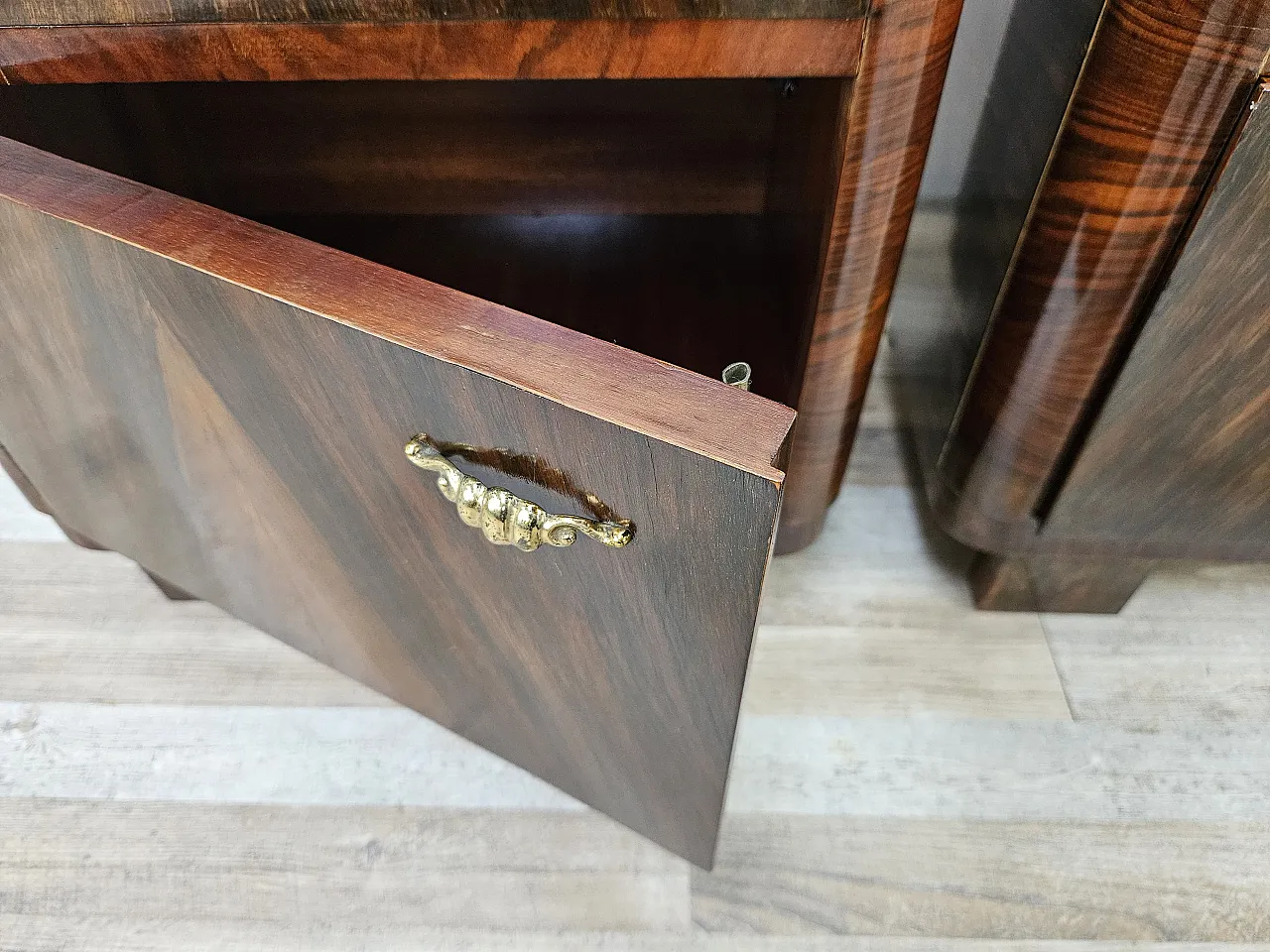 Bedside tables Art Decò in walnut root with glass top, 1940s 15