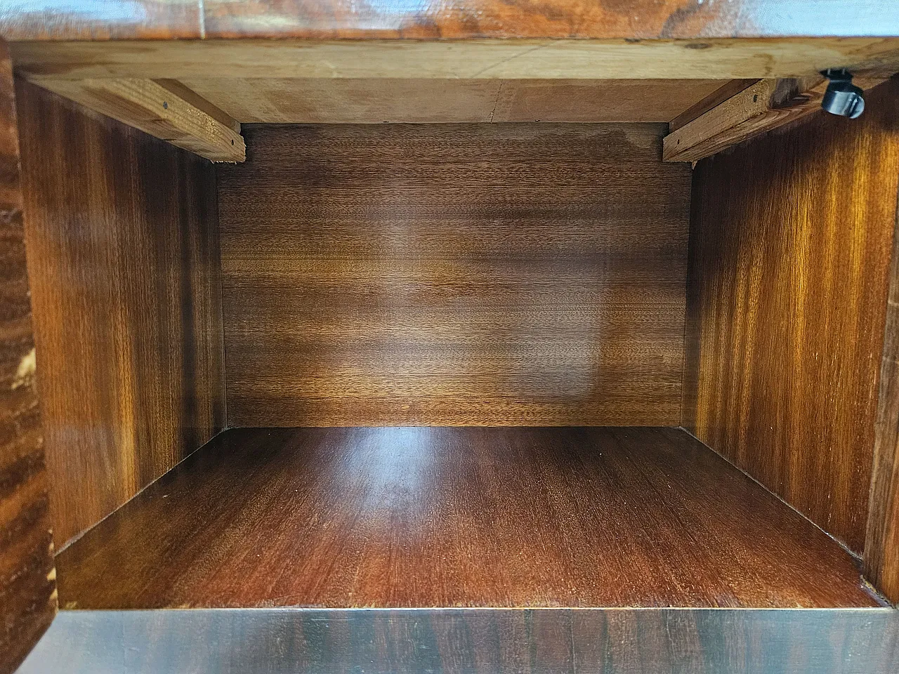 Bedside tables Art Decò in walnut root with glass top, 1940s 16