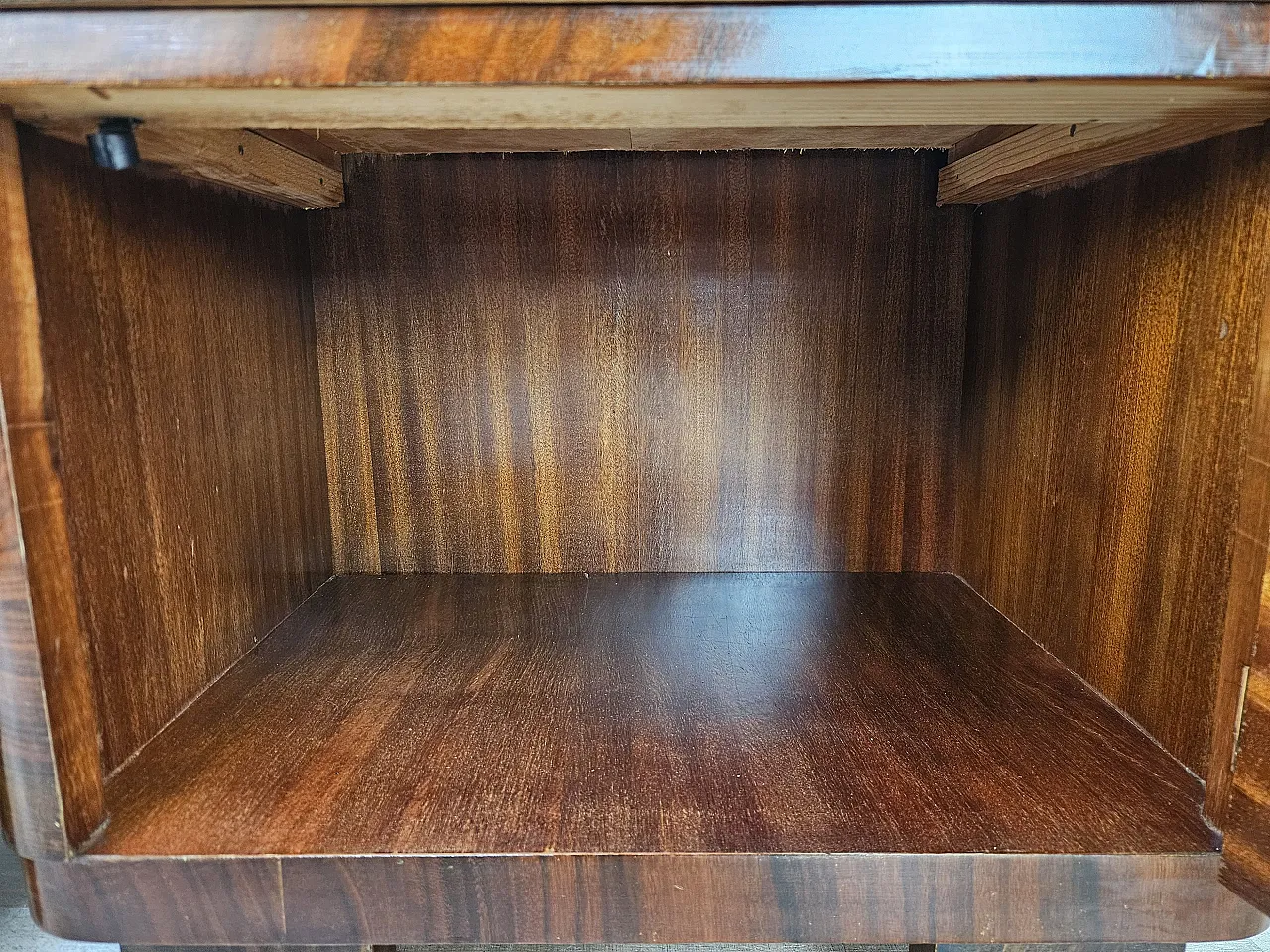 Bedside tables Art Decò in walnut root with glass top, 1940s 17