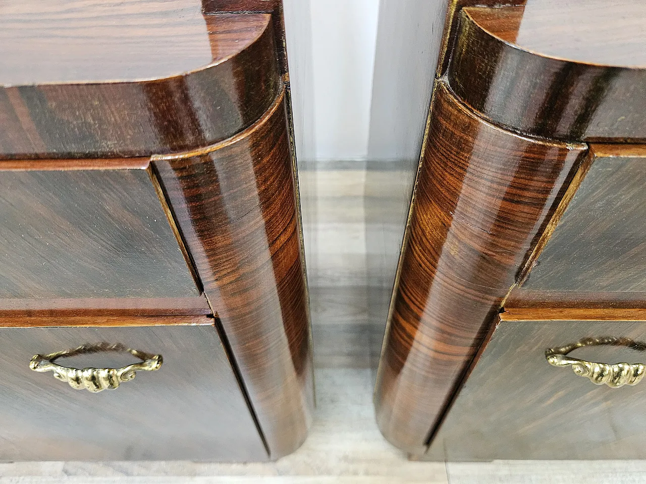 Bedside tables Art Decò in walnut root with glass top, 1940s 18