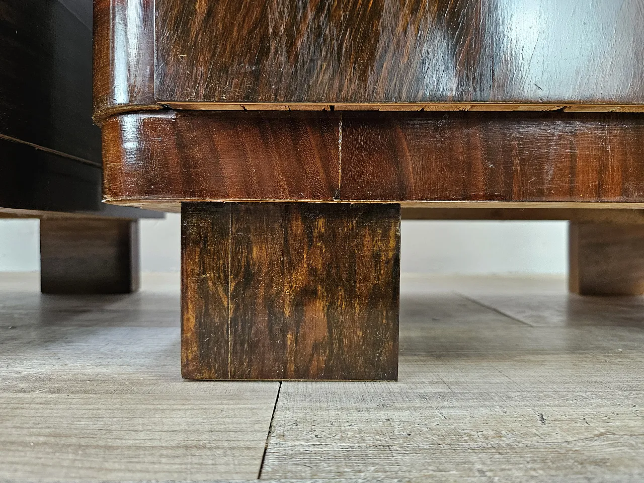 Bedside tables Art Decò in walnut root with glass top, 1940s 19