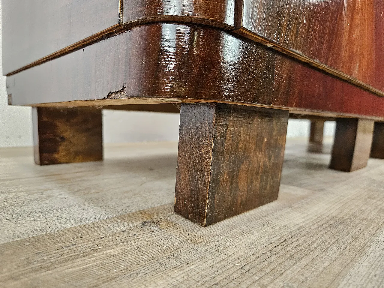 Bedside tables Art Decò in walnut root with glass top, 1940s 20