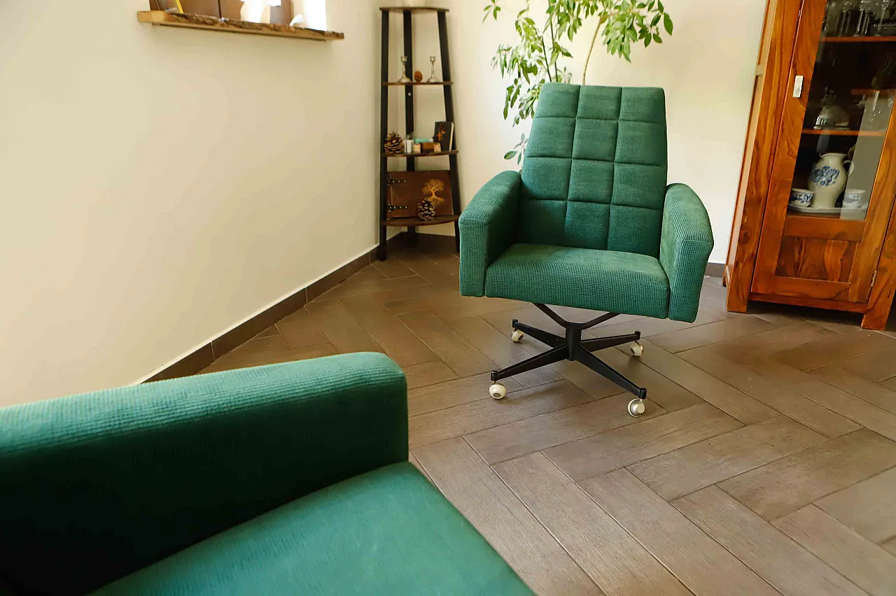 Coppia di sedie girevoli retrò su rotelle 19