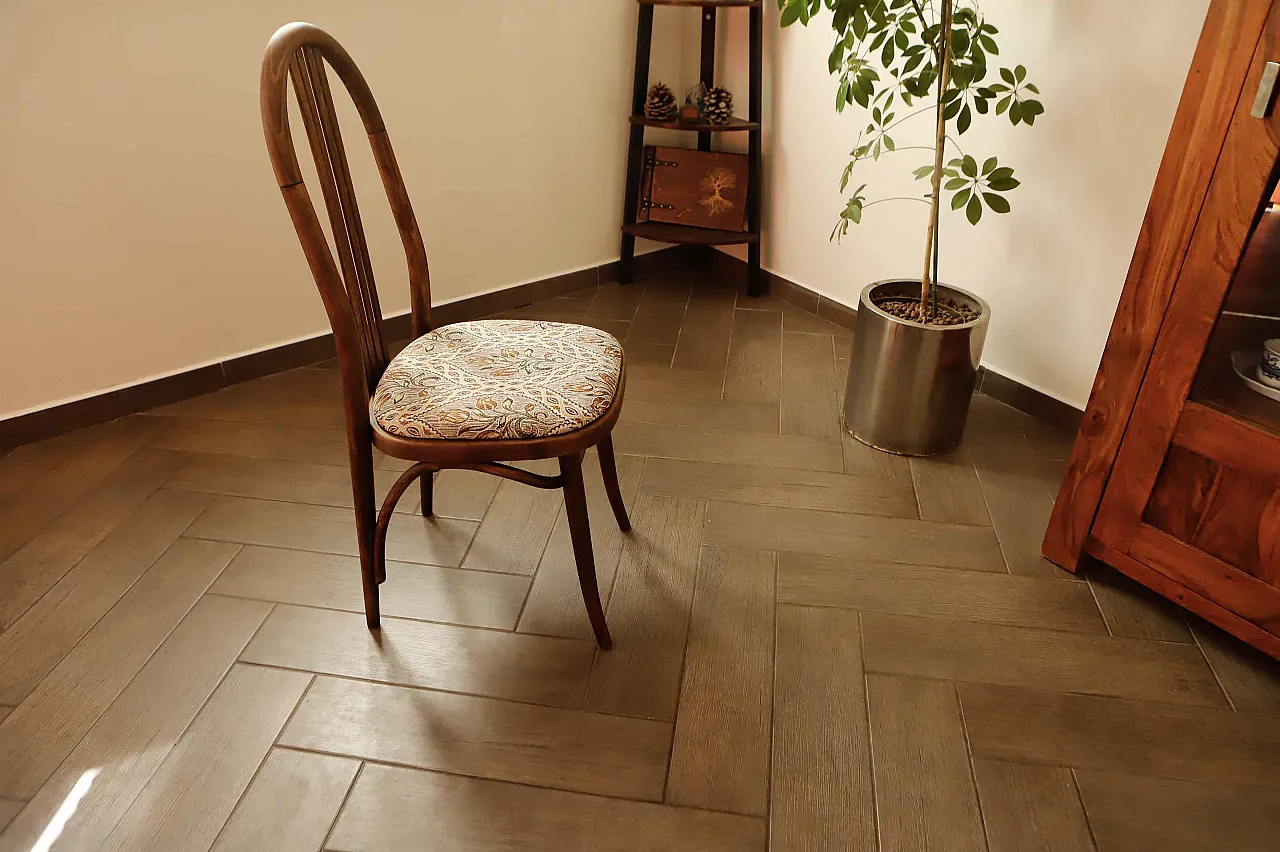 4 bentwood chairs by Ton with floral upholstery, 70s 8