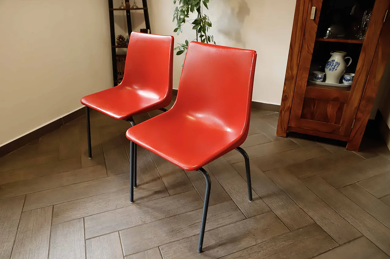 Coppia di sedie in plastica rossa con telaio metallico 2