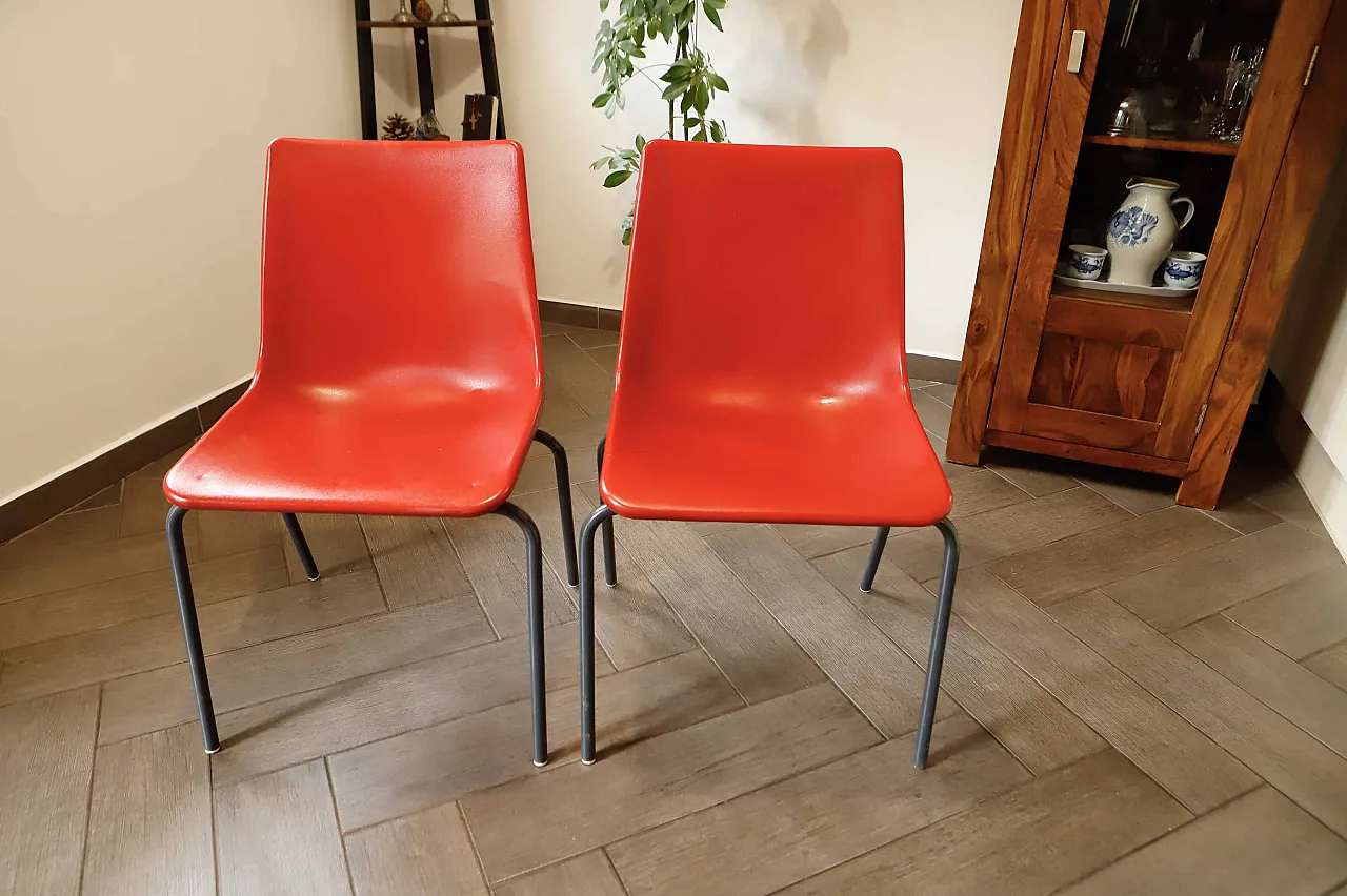 Coppia di sedie in plastica rossa con telaio metallico 3