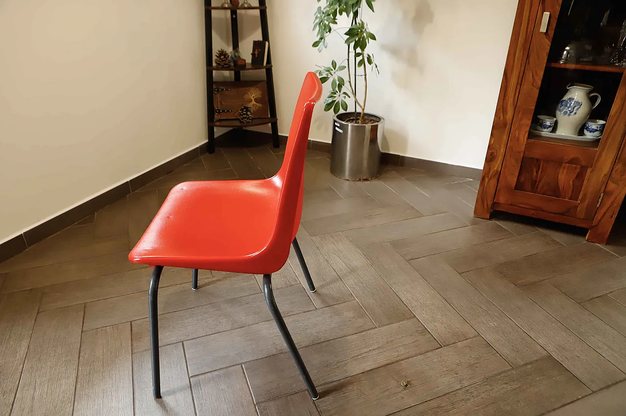 Coppia di sedie in plastica rossa con telaio metallico 4
