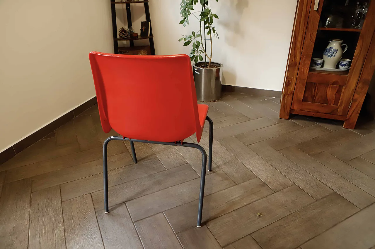 Coppia di sedie in plastica rossa con telaio metallico 6