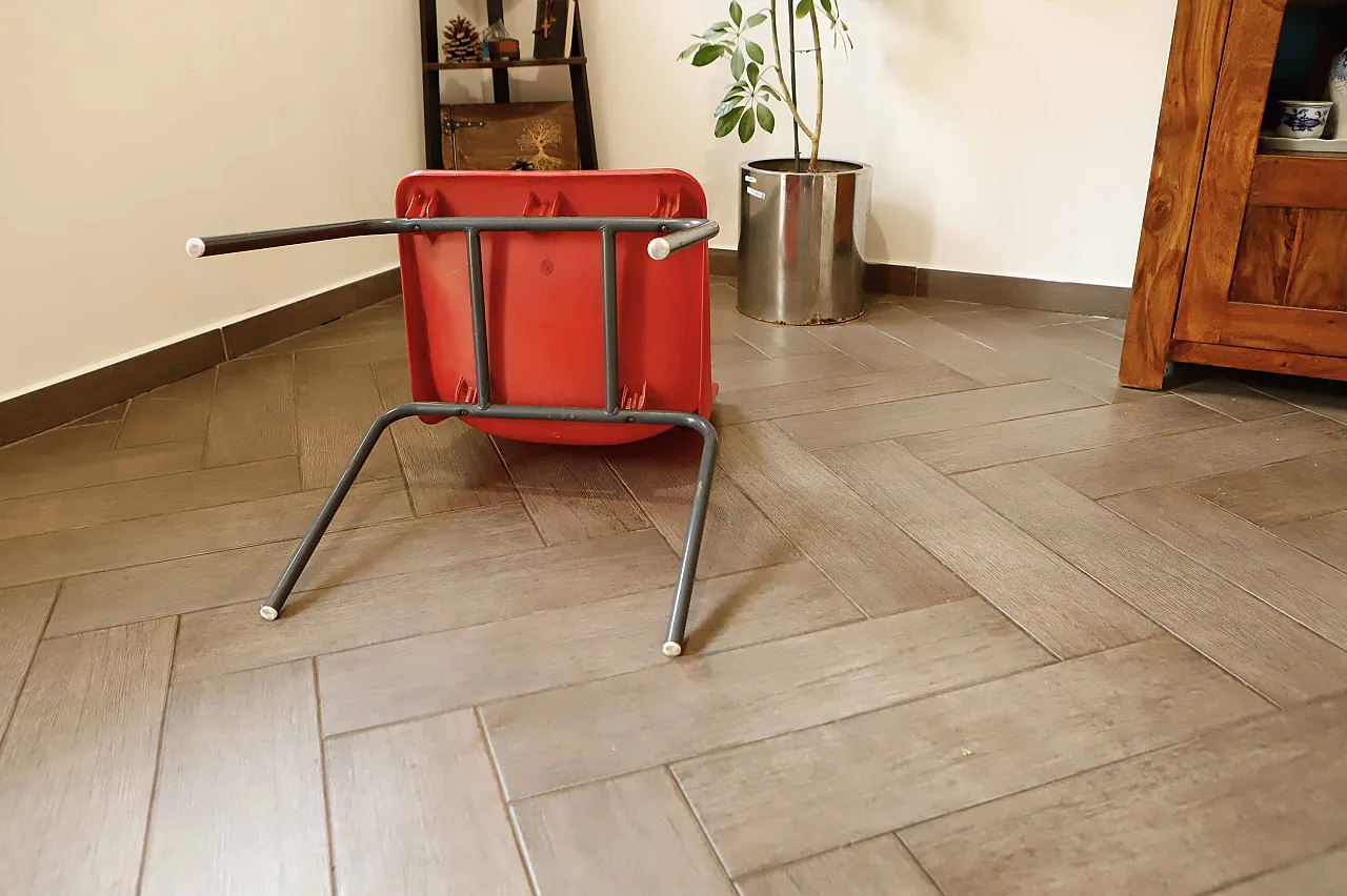 Coppia di sedie in plastica rossa con telaio metallico 8