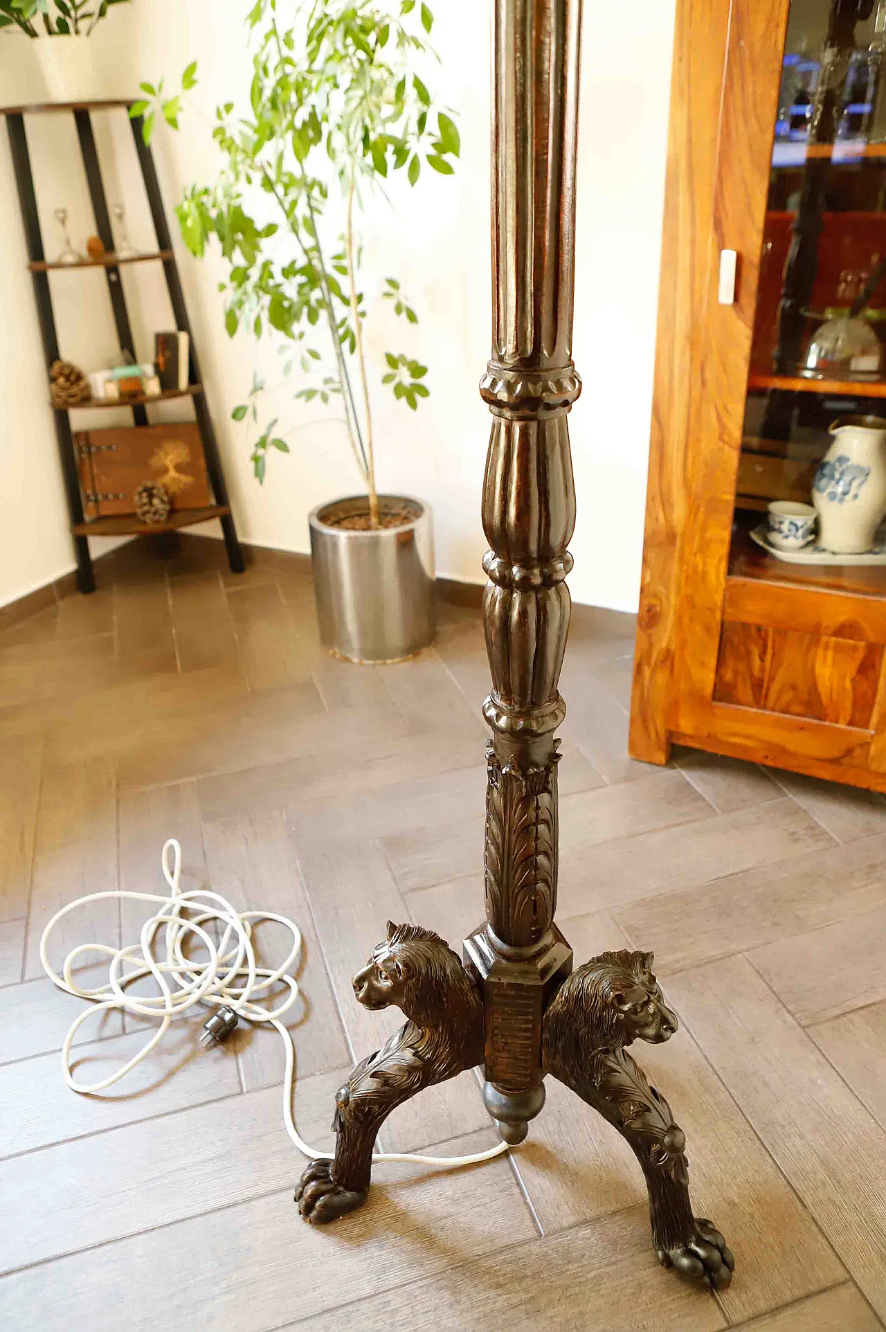 Antique floor lamp with lion motif 2