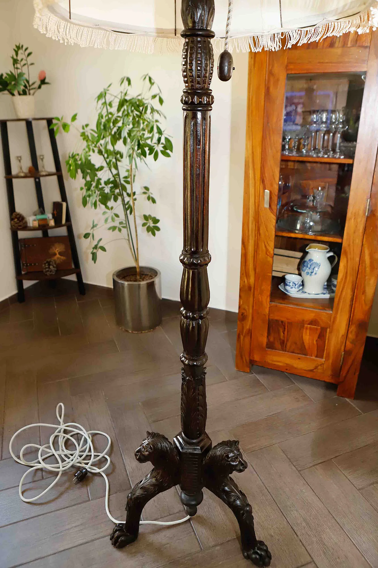 Antique floor lamp with lion motif 3