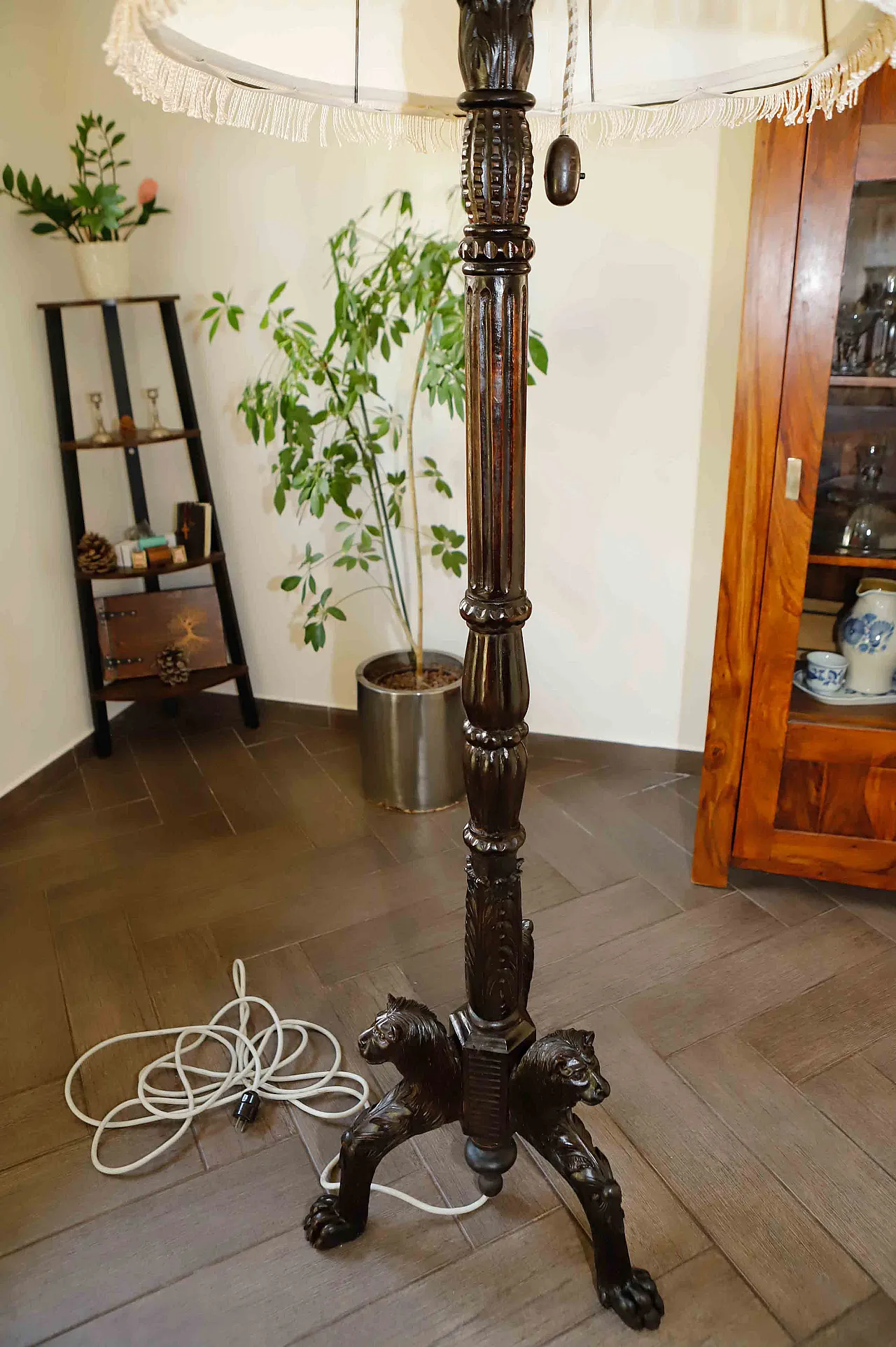 Antique floor lamp with lion motif 4
