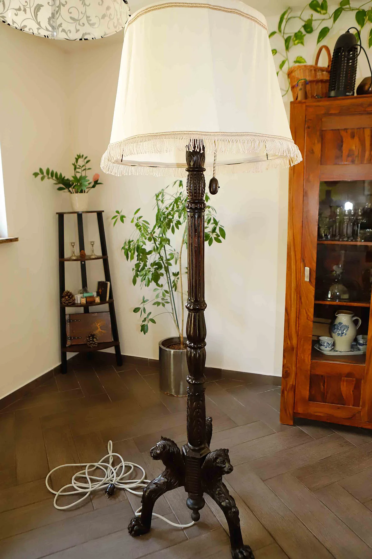 Antique floor lamp with lion motif 5