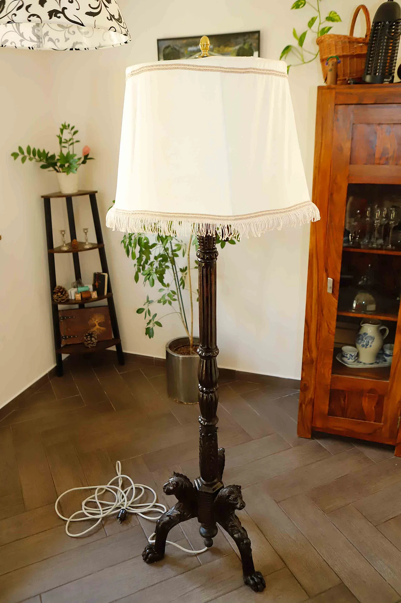 Antique floor lamp with lion motif 6