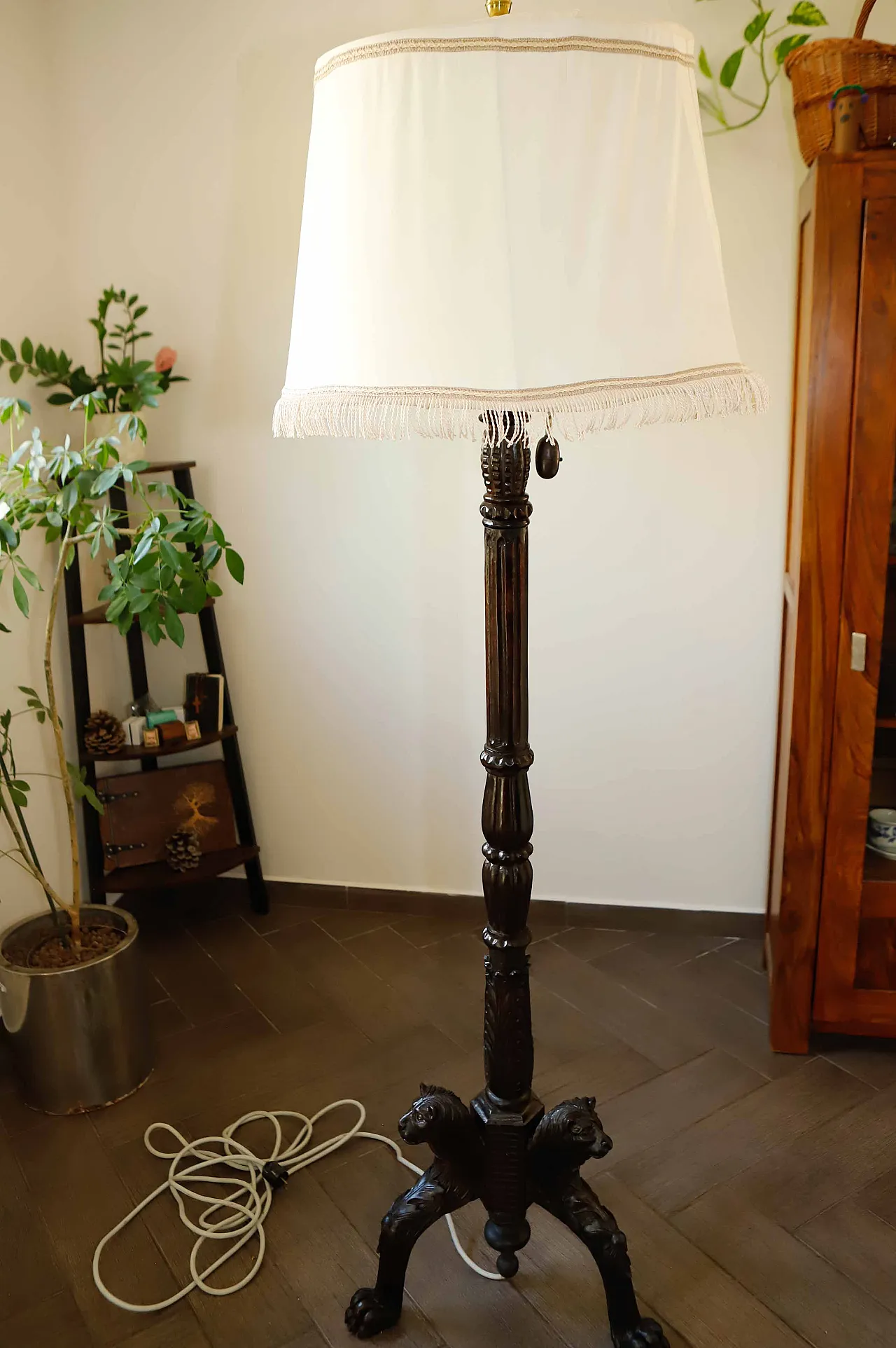 Antique floor lamp with lion motif 7