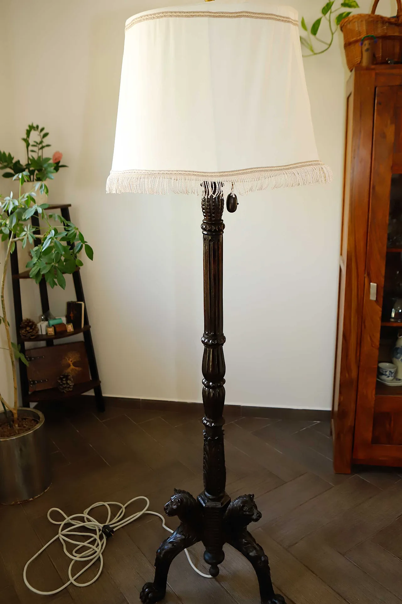 Antique floor lamp with lion motif 8