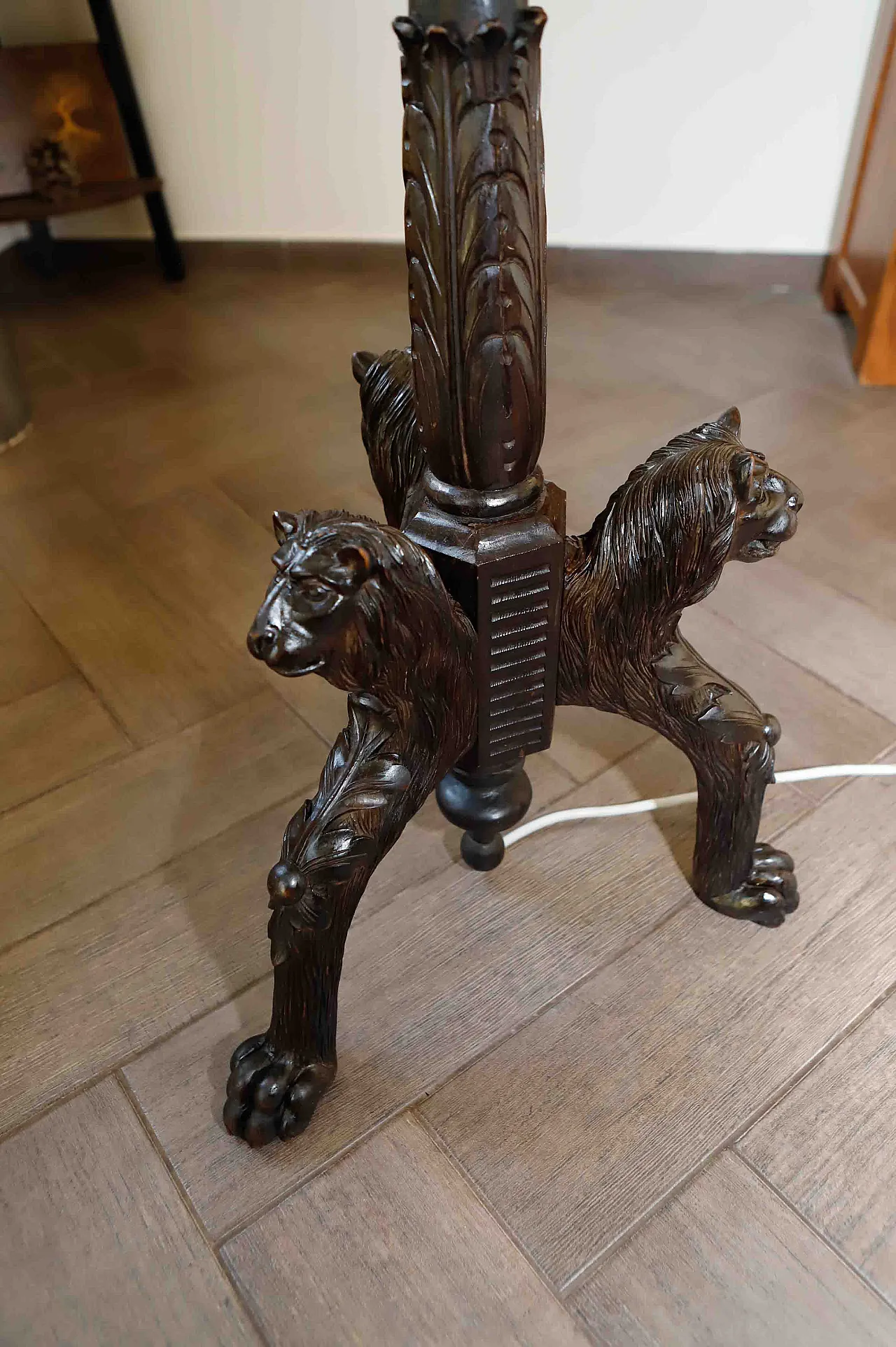Antique floor lamp with lion motif 10