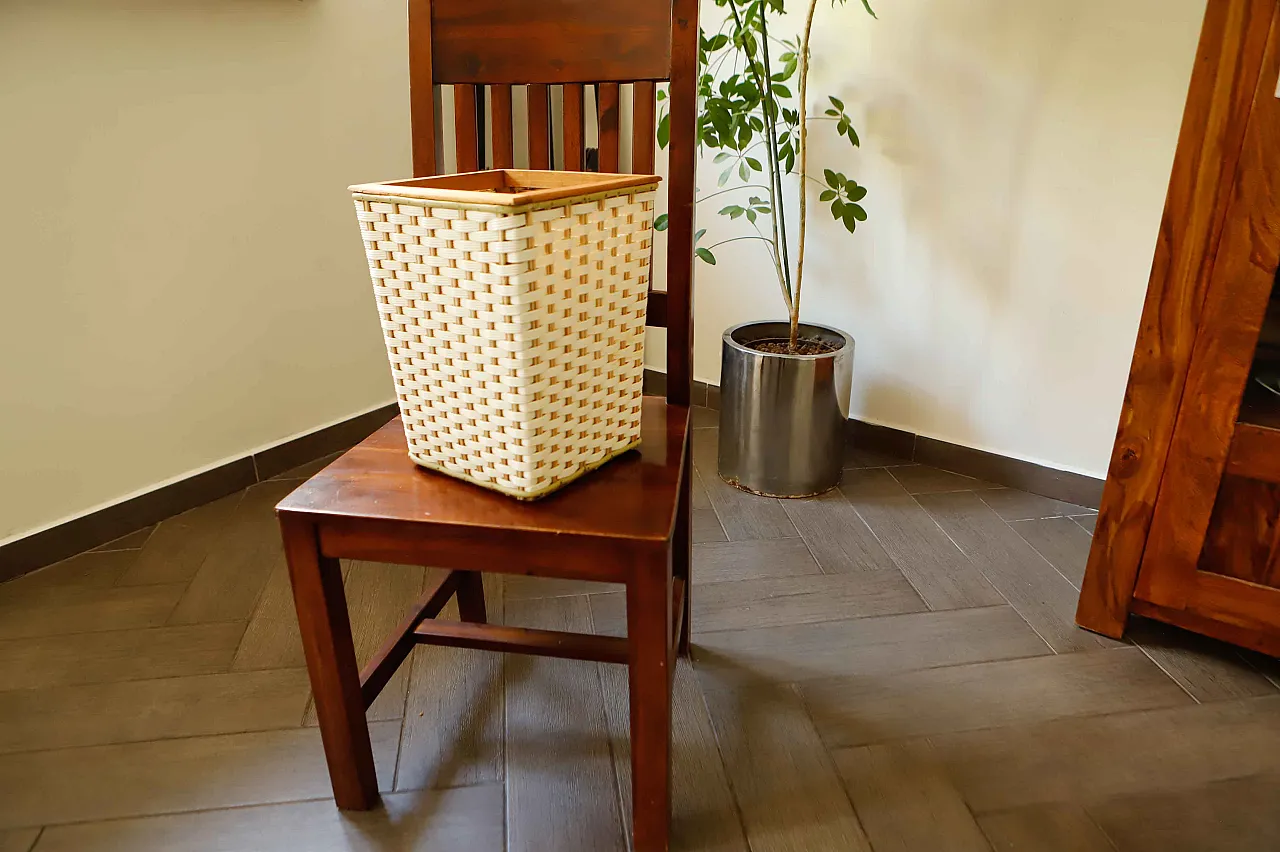 Retro Plastic Wicker Basket with Wooden Frame 2