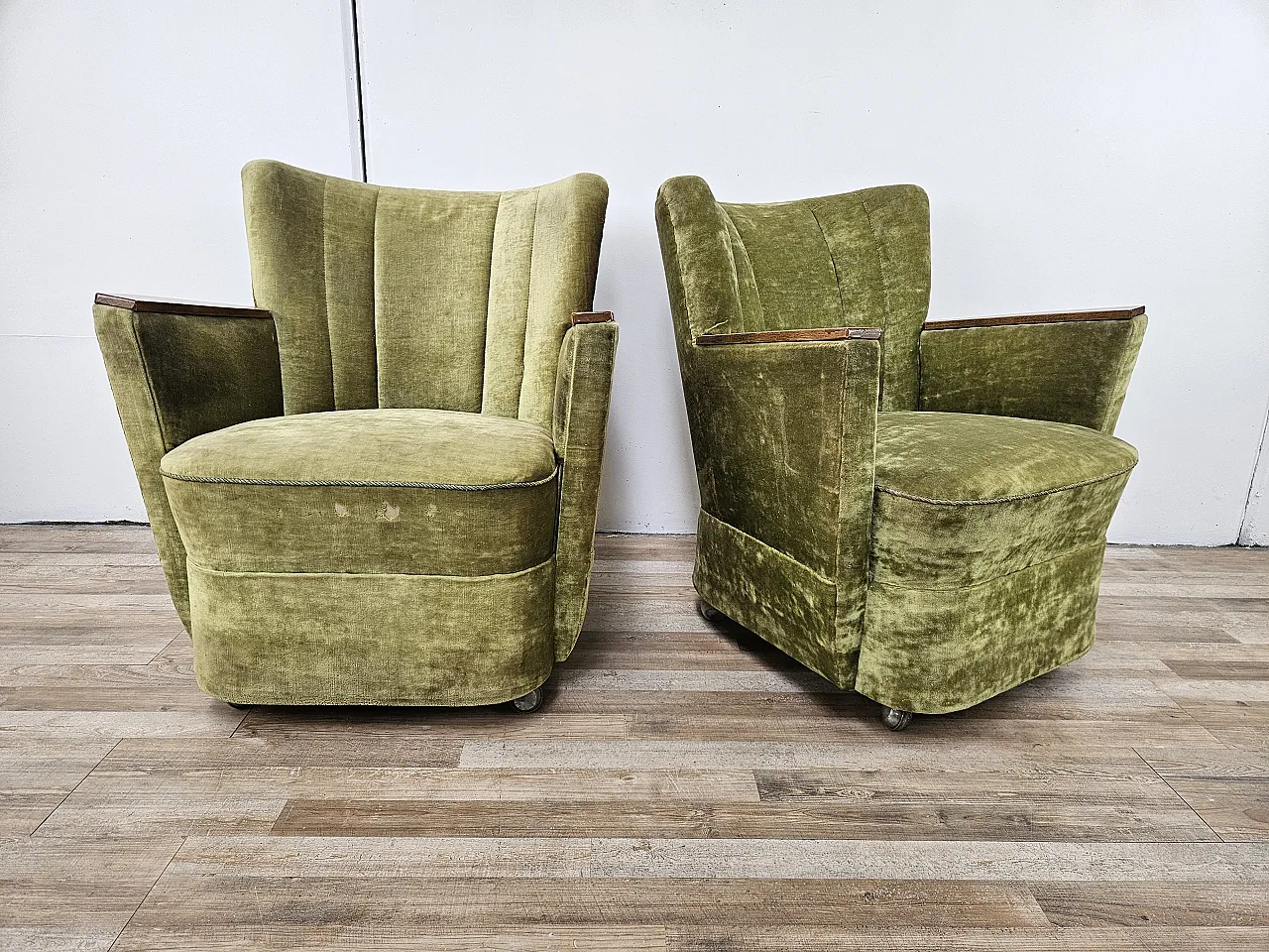 Due poltrone da cocktail anni '50 in stoffa verde con rotelle 1