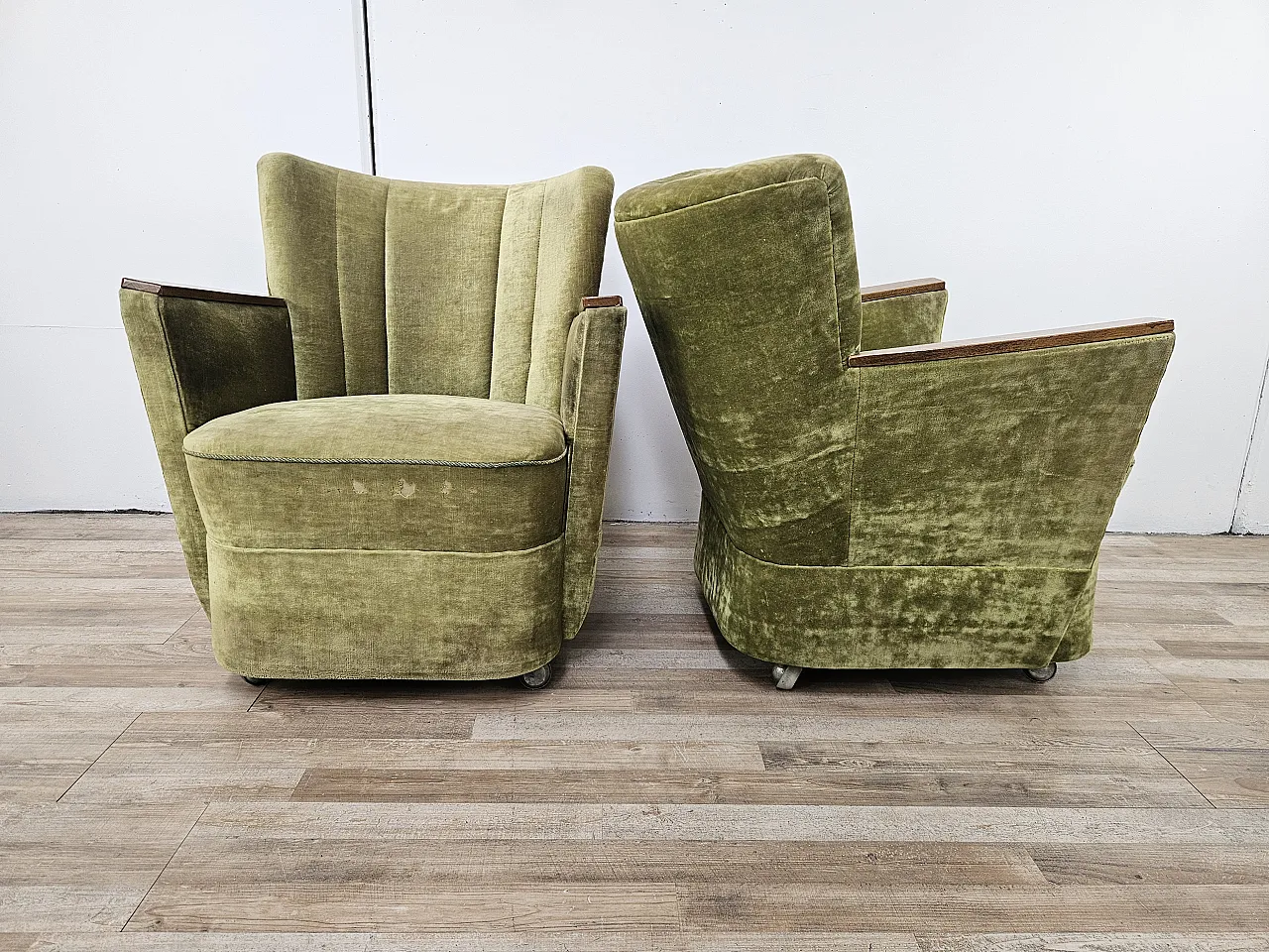 Due poltrone da cocktail anni '50 in stoffa verde con rotelle 2