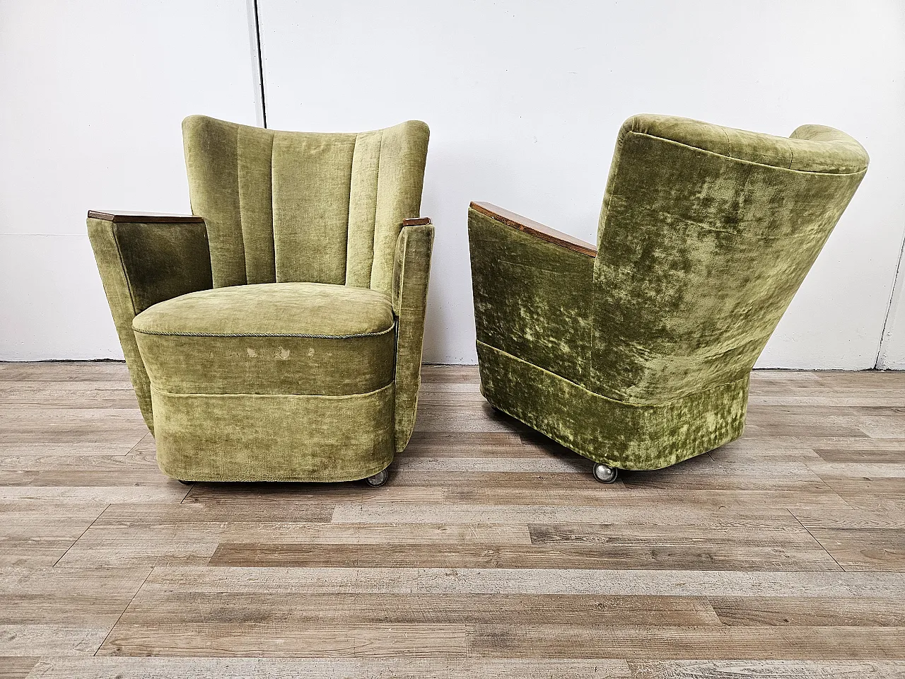 Due poltrone da cocktail anni '50 in stoffa verde con rotelle 3