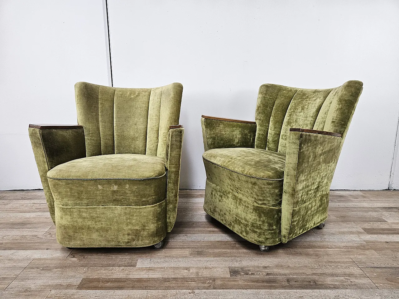 Due poltrone da cocktail anni '50 in stoffa verde con rotelle 4