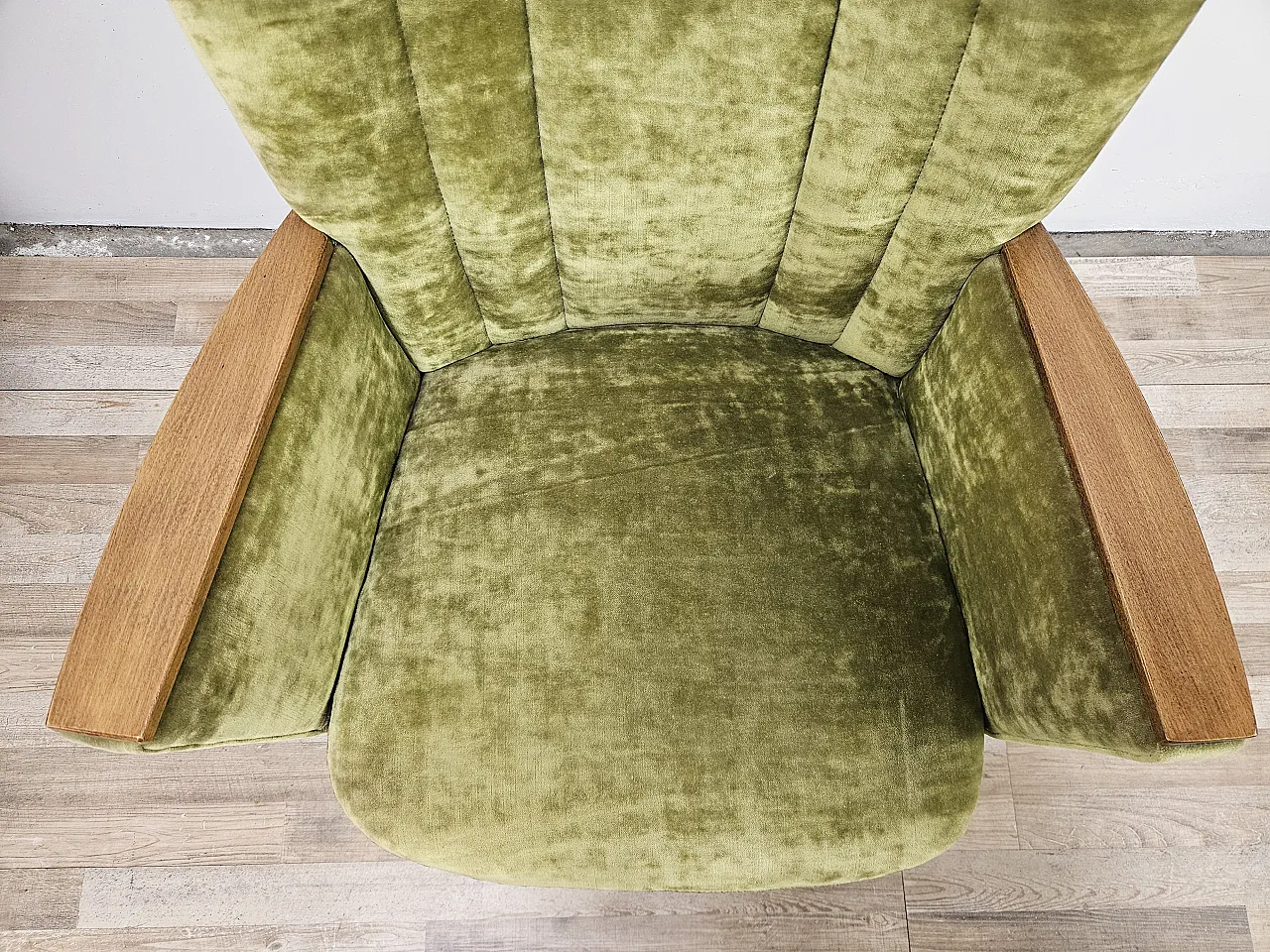 Due poltrone da cocktail anni '50 in stoffa verde con rotelle 12